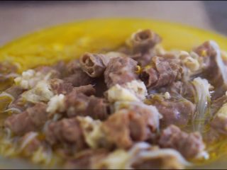 9、酸汤肥牛(简单版),将汤汁浇入之前摆好的食材上