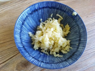 5、花开富贵虾,切蒜蓉