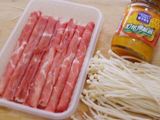 1、金针酸汤肥牛,主要食材。