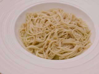 7、金针酸汤肥牛,铺在盘底。