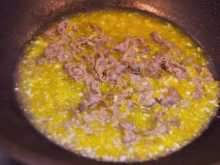 13、金针酸汤肥牛,放入肥牛烫三秒钟关火。