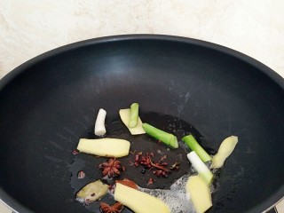 4、秘制烧鸡块,炒锅烧热，放入花生油放入花椒粒，八角，桂皮，香叶，姜片，葱段呛锅。