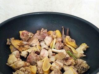 5、秘制烧鸡块,放入鸡块中小火煸炒至表面变色，水分完全收干。