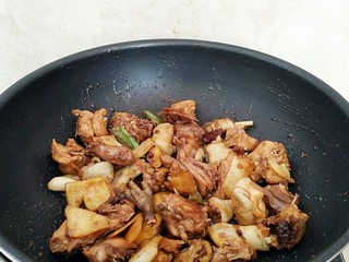 6、秘制烧鸡块,倒入生抽和耗油翻炒出香味。