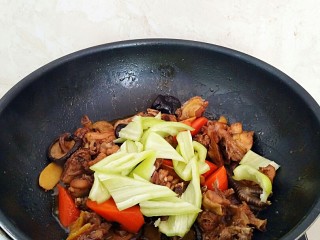 11、秘制烧鸡块,放入青辣椒块。