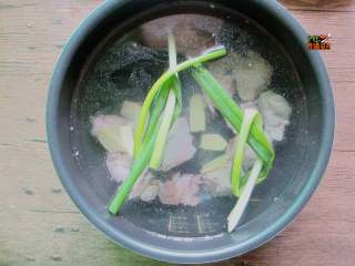 2、自制家庭串串火锅,猪骨肉过水一次洗净后和洗干净的猪脚块一起放进开水里煮,大火煮出的杂质不要留情全部用漏斗捞干净,然后换小火熬,不想麻烦可以用浓汤宝或者直接用清水