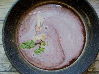 3、自制家庭串串火锅,热锅凉油,把火锅料放入油锅融化开,融化后的火锅料大火下入葱姜蒜爆香锅底,兑入之前做开的浓汤或清水调匀煮开。