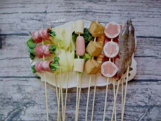 4、自制家庭串串火锅,接下来就把各种食材串上竹签,可按个人需求来购买食材!