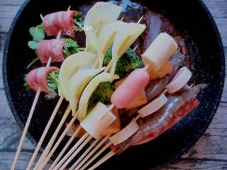 5、自制家庭串串火锅,在煮好的汤里面,先下入比较不好熟的东西,丸子类,最后放入容易熟的蔬菜类和豆制品类。