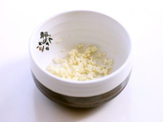 3、风味凉拌油麦菜,蒜切末，静置十几分钟让其充分氧化以产生蒜素。