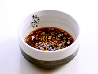 5、风味凉拌油麦菜,蒜末氧化好以后，调入生抽、香醋、白糖、盐，搅匀。如果喜辣，就再加些辣椒油。