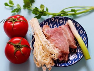 1、番茄肉丸汤,首先备齐所有的食材。