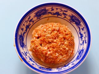 5、番茄肉丸汤,顺时针方向搅拌上劲即可。