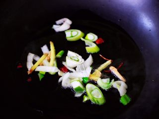 9、番茄肉丸汤,锅中倒入花生油烧热后，先小火炒香八角后，再爆香葱姜。