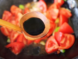 11、番茄肉丸汤,加入10克生抽调色。