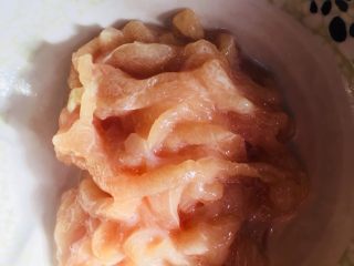 5、胡萝卜丝炒鸡丝,抓匀腌制一会