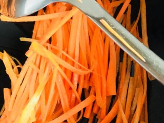 14、胡萝卜丝炒鸡丝,烧热放入胡萝卜丝翻炒至变软