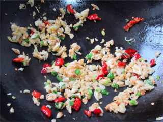 9、蒜香辣味虾,趁着锅中有少许油，倒入蒜泥、辣椒炒出香味儿