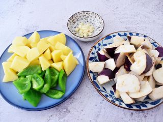 2、地三鲜（少油版）,茄子洗净滚刀切块，青椒洗净去籽切成小块，土豆去皮滚刀切块，蒜切末