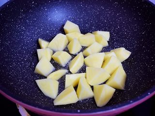 3、地三鲜（少油版）,锅中倒入适量的食用油烧热，放入土豆