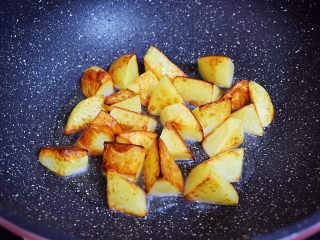 4、地三鲜（少油版）,煎至表面金黄色盛出备用