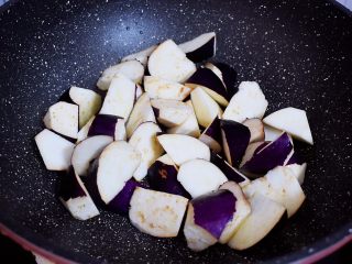 5、地三鲜（少油版）,再放入茄子