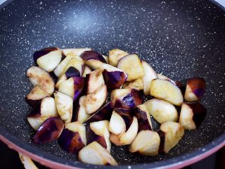 6、地三鲜（少油版）,煎至变软盛出备用