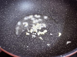 7、地三鲜（少油版）,锅中留底油放入蒜末炒出香味