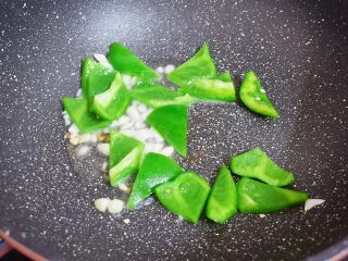 8、地三鲜（少油版）,再放入青椒翻炒至断生