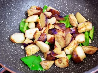 9、地三鲜（少油版）,加入茄子