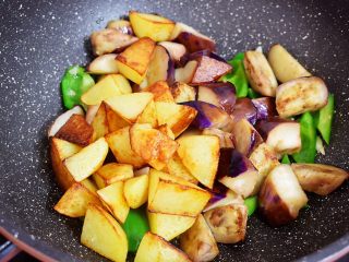 10、地三鲜（少油版）,加入土豆