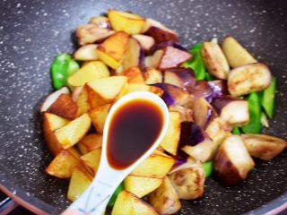 11、地三鲜（少油版）,加入生抽