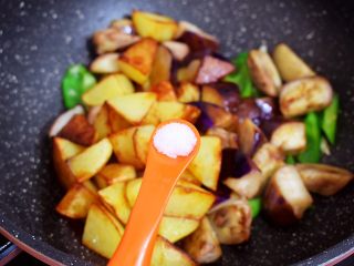 12、地三鲜（少油版）,加入盐