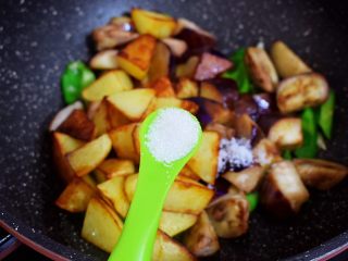 13、地三鲜（少油版）,加入糖