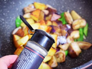 14、地三鲜（少油版）,加入胡椒粉