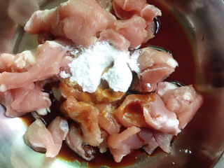 1、洋葱炒肉片,瘦肉切片后放入酱油、生粉、料酒