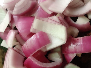 4、洋葱炒肉片,切小块