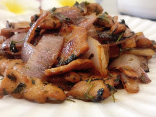 15、洋葱炒肉片,拌匀后装盘