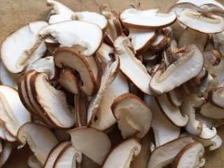 2、香菇炒鸡蛋,香菇切成薄片备用。