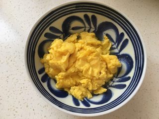 5、香菇炒鸡蛋,稍作凝固后翻炒均匀，存出备用。