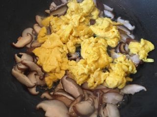 7、香菇炒鸡蛋,加入鸡蛋。