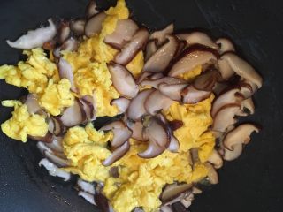 8、香菇炒鸡蛋,翻炒均匀。