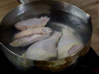 1、卤三鸡，鸡腿、鸡翅、鸡蛋一次搞定,锅中水烧开，下鸡翅和鸡腿焯水，大火烧开后，再煮3分钟。