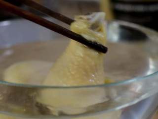 2、卤三鸡，鸡腿、鸡翅、鸡蛋一次搞定,焯完水的鸡腿和鸡翅投入冷水中浸泡备用。