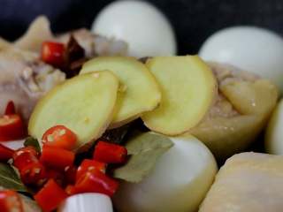 4、卤三鸡，鸡腿、鸡翅、鸡蛋一次搞定,鸡腿、鸡翅、鸡蛋倒入锅中，加入八角、桂皮、香叶、花椒、姜片、大葱、小米椒圈，倒入清水与食材齐平。