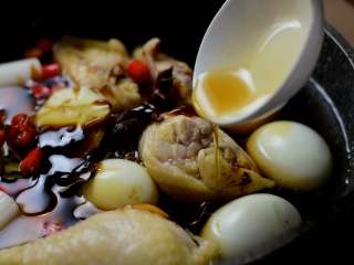 5、卤三鸡，鸡腿、鸡翅、鸡蛋一次搞定,加入生抽4勺、老抽1勺、醋1勺、蚝油2勺、芝麻油1勺、冰糖，大火烧开转中小火煮30分钟。