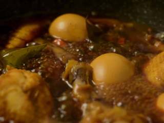 6、卤三鸡，鸡腿、鸡翅、鸡蛋一次搞定,按个人口味加盐调味，适当收汁即可。