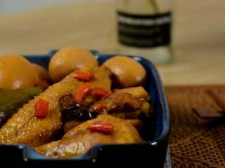 7、卤三鸡，鸡腿、鸡翅、鸡蛋一次搞定,卤好一锅可以吃到三种不同的口感，准保你吮指留香。