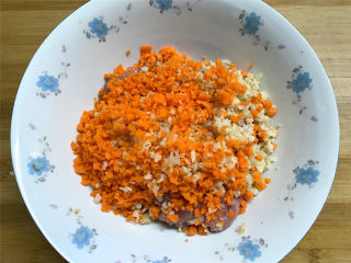 1、豆腐皮包肉,准备好材料后，先把猪肉剁碎，胡萝卜和莲藕分别清洗干净，去皮后切成小粒。