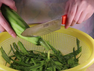 3、丝瓜换种新鲜做法，比炒蛋还要好吃百倍,接着我们来给丝瓜去皮。